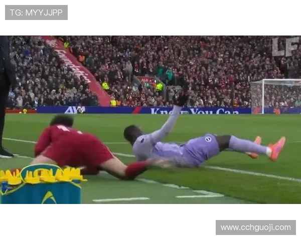 拉亚扑救布罗比近距离射门后失误队友提醒才稳住球权